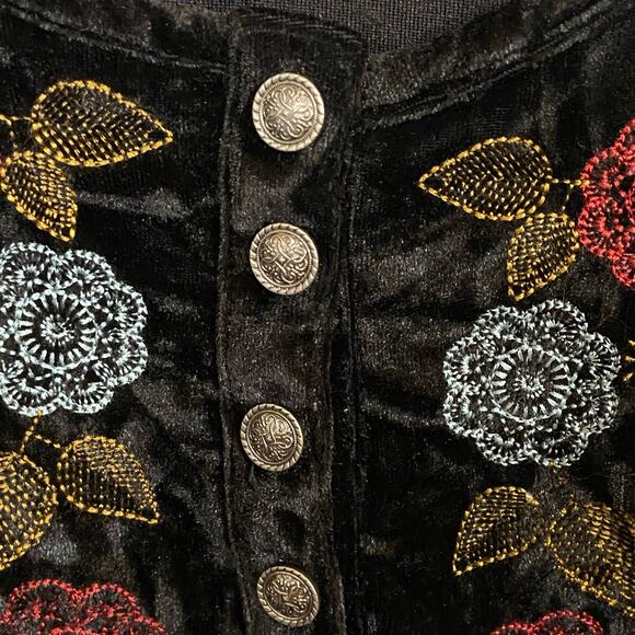 Fairycore Whimsigoth Witchy Black Floral Embroidered Velvet Top Size Medium - Picture 4 of 9